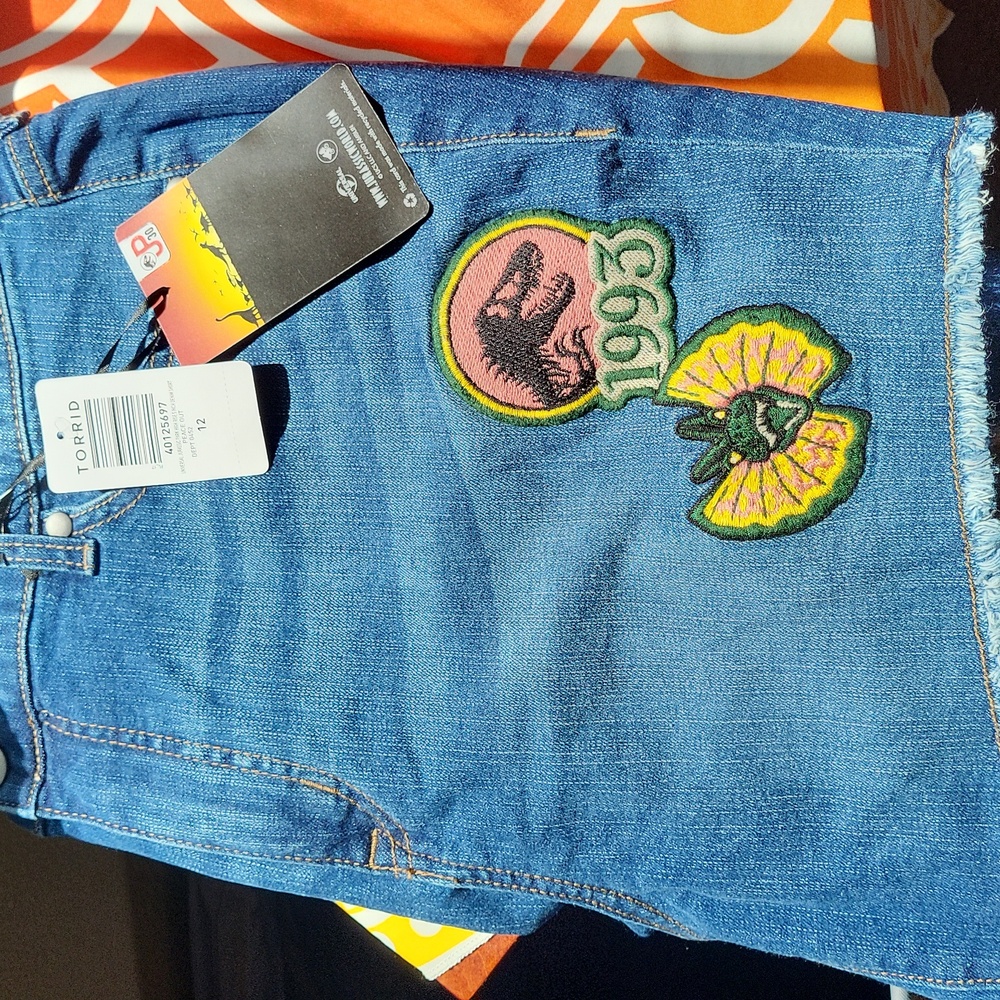 NWT Universal Jurassic Park Mid Rise Shorts - Picture 4 of 13